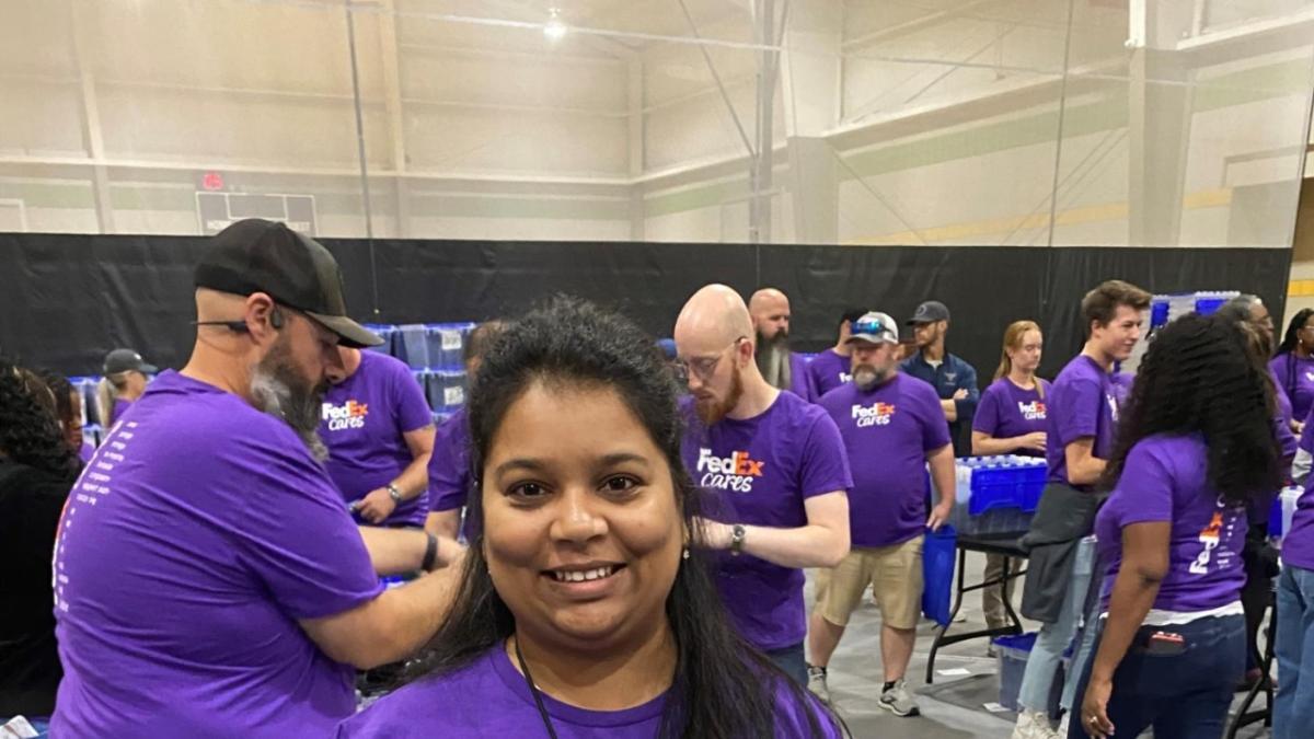 FedEx employees volunteering