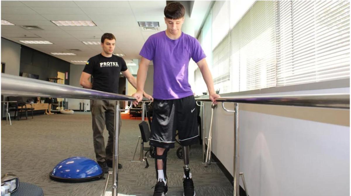 Ukrainians who have lost limbs during the war are given prosthetics and learn rehabilitation exercises at the Protez Foundation. (Olivia Lewis/Direct Relief)