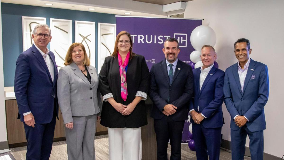 Leaders gathered in Tampa to celebrate a $250,000 grant from Truist Foundation to UnidosUS to expand its Latinx in Business program on Thursday, Nov. 9, 2023. (L-R: Bill Rogers, Chairman and CEO, Truist Financial; Renee Villanueva, Director of Governance, Truist Foundation; Ileana Cintrón, Chief Economic Empowerment Strategist, Enterprising Latinas; Luis Quiñones, Deputy Vice President for Workforce Development and Adult Education, UnidosUS; Steve Fisher, Regional President - Florida North, Truist Financial; Iwan Mohamed, Market President - Tampa Bay Area, Truist Financial) " "