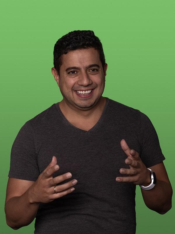 headshot of Luis Alejandro Vega against a green background