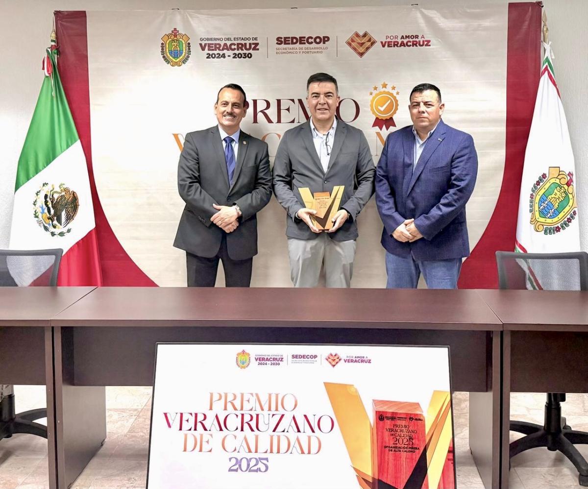 Veracruz State Quality Award being given out