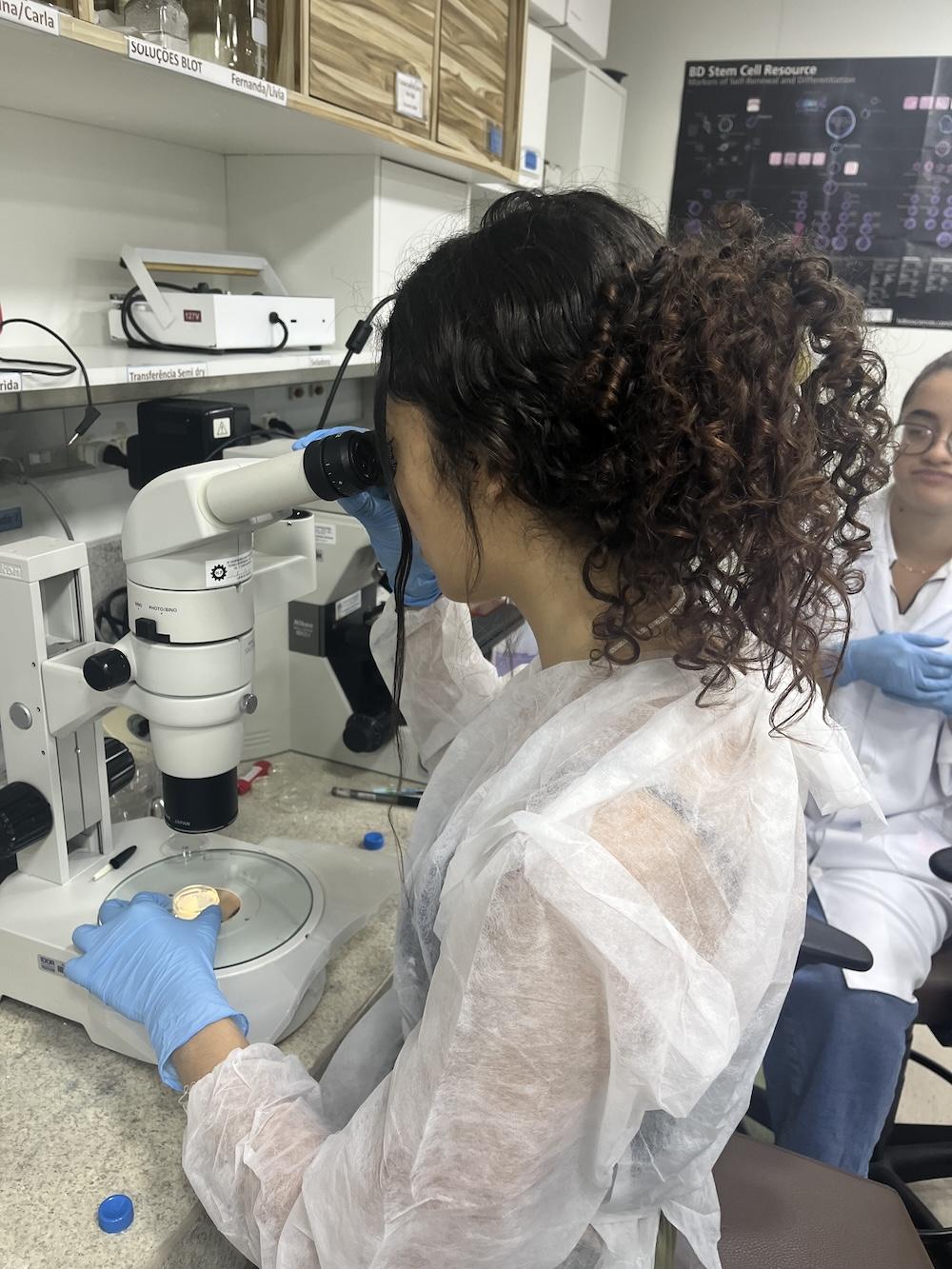 Carolina de Araujo Pereira da Silva working in a lab