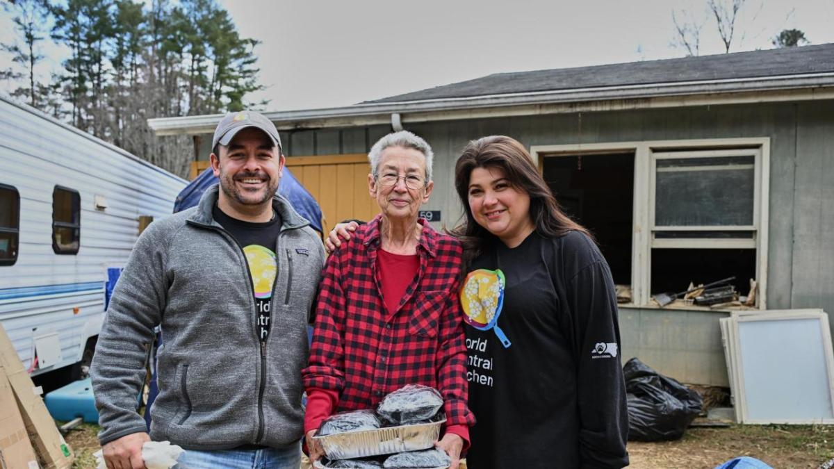 Two volunteers delivering food