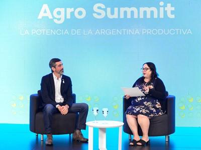 Tomás Liceda, Commercial Director of New Holland, attended and spoke at Agro Summit, successfully showcasing CNH Industrial’s most recent innovative achievements through the CR.790 Intellisense combine and the T6.180 Methane Power tractor. " "