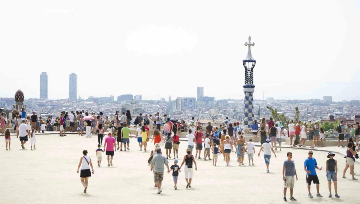 panoramic view of tourist spot in Barcelona. Many families and small groups walking around.