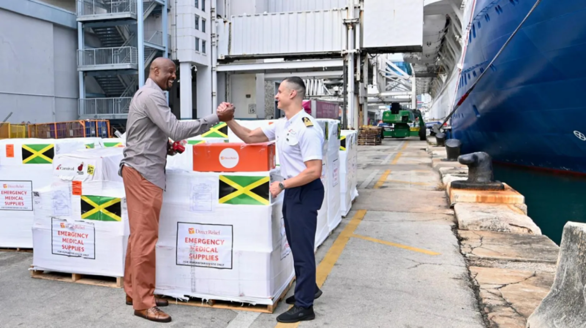Former NBA Miami Heat Center Alonzo Mourning and Carnival Horizon Captain Niccolo De Ranieri supervise the loading of medical aid onto the Carnival Cruise ship departing for Jamaica on Dec. 14, 2025. (Brea Burkholz/Direct Relief)