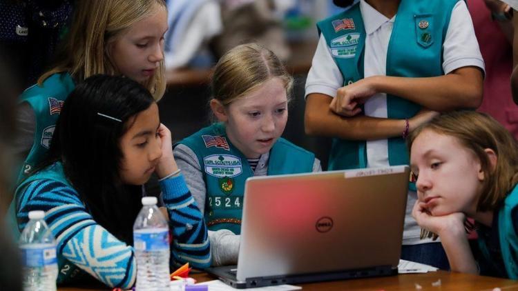 Maura Dollear, 11, center, with Girl Scout Troop 25242, works on a password exercise Nov. 3, 2018, at Northern Trust in Chicago's Loop. The Girl Scouts is working to increase the number of science- and technology-related badges the organization offers. (Jose M. Osorio/Chicago Tribune)