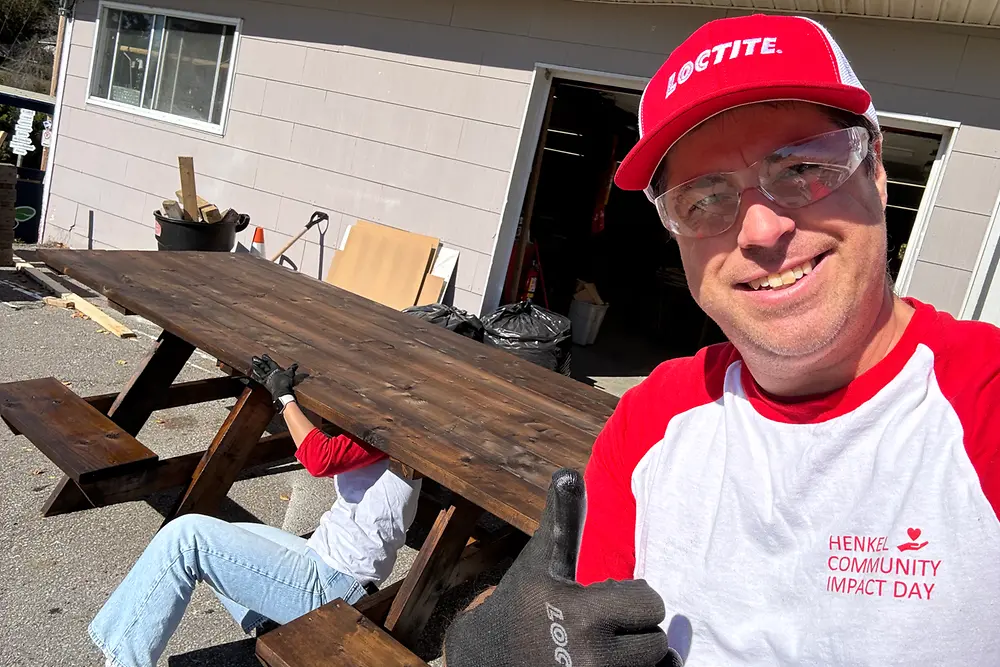 Henkel employees volunteering