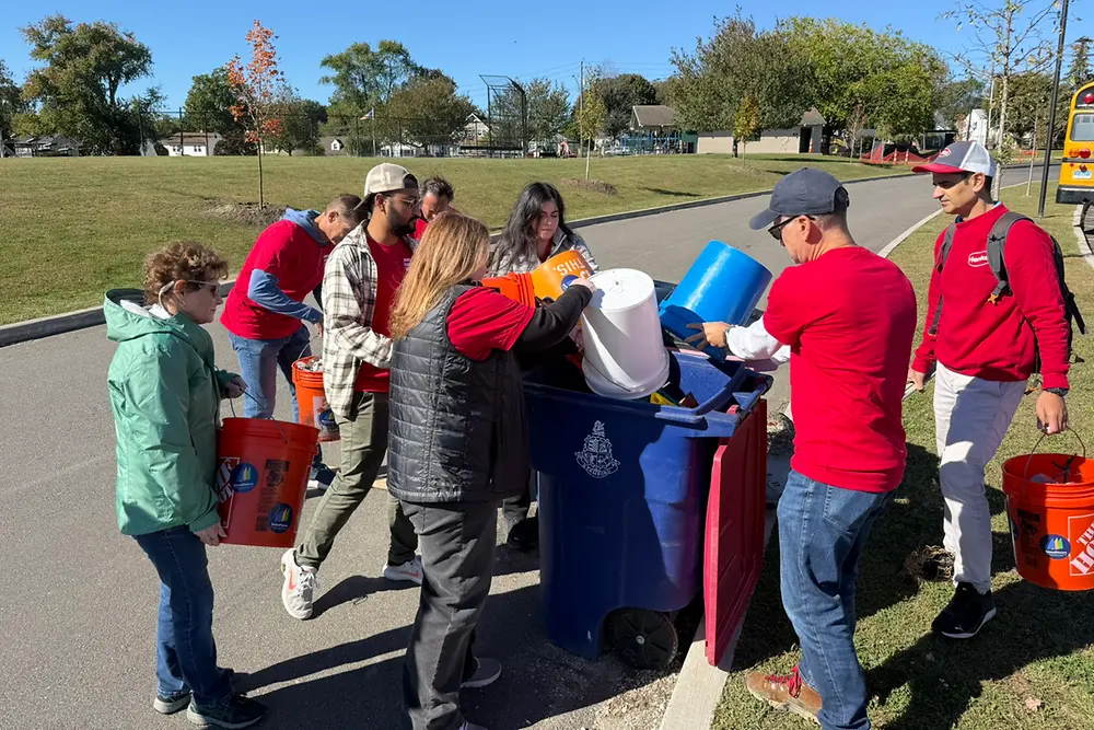 Henkel employees volunteering