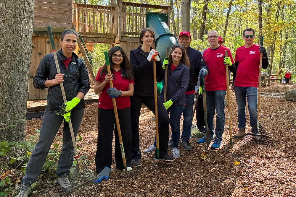 Henkel employees volunteering