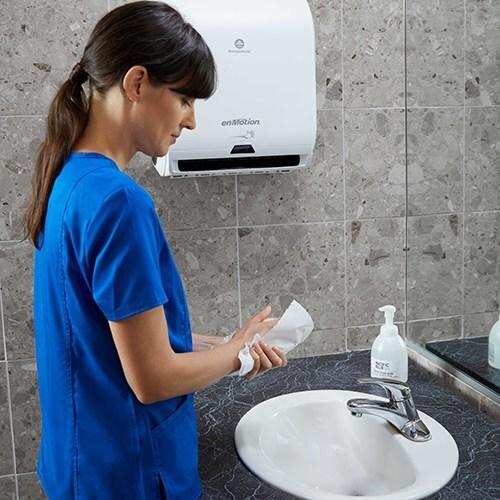 GP PRO’s latest survey, “Understanding the Hands that Care for Others,” shares the hand hygiene experiences of 100 nurses working in acute and long-term care/skilled nursing facilities. nurse washing their hands