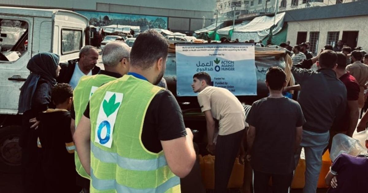 Action Against Hunger teams distribute more than 5,000 liters of clean water to a school for nearly 300 families in Gaza City. Action Against Hunger teams distribute more than 5,000 liters of clean water to a school for nearly 300 families in Gaza City.