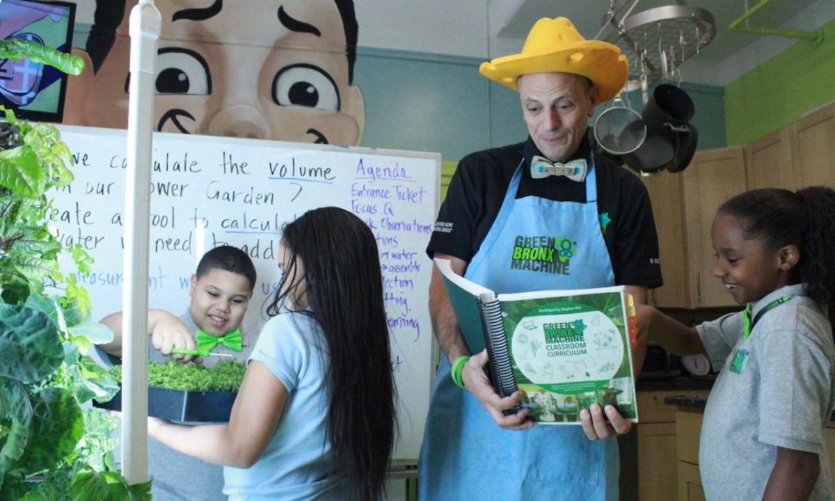 Image courtesy of Food Tank Teacher reading to students in classroom