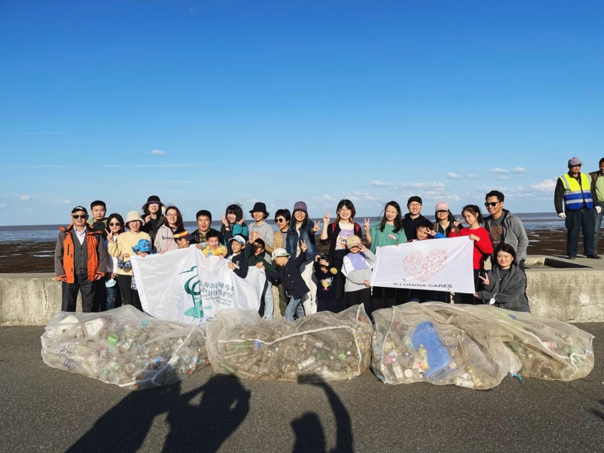 Volunteers clean wetlands in China.