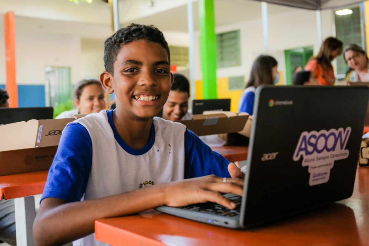 Child with a laptop with Ascon logo