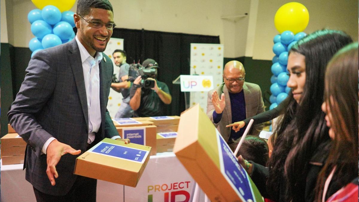 Stockton Mayor Kevin Lincoln handing out laptops at Astronaut José M. Hernandez Academy, an El Concilio location in Stockton. 