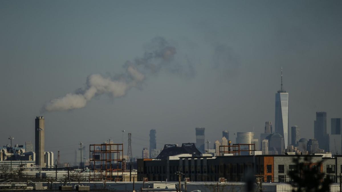 One World Trade center seen as a factory emits smoke on January 18, 2018, from Newark, New Jersey. Photo: Kena Betancur/VIEWpress/Corbis via Getty Images
