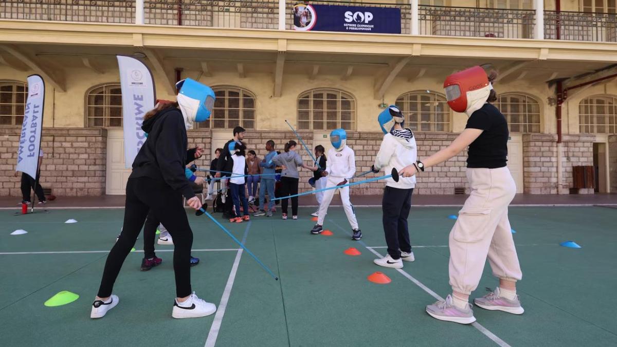 people fencing