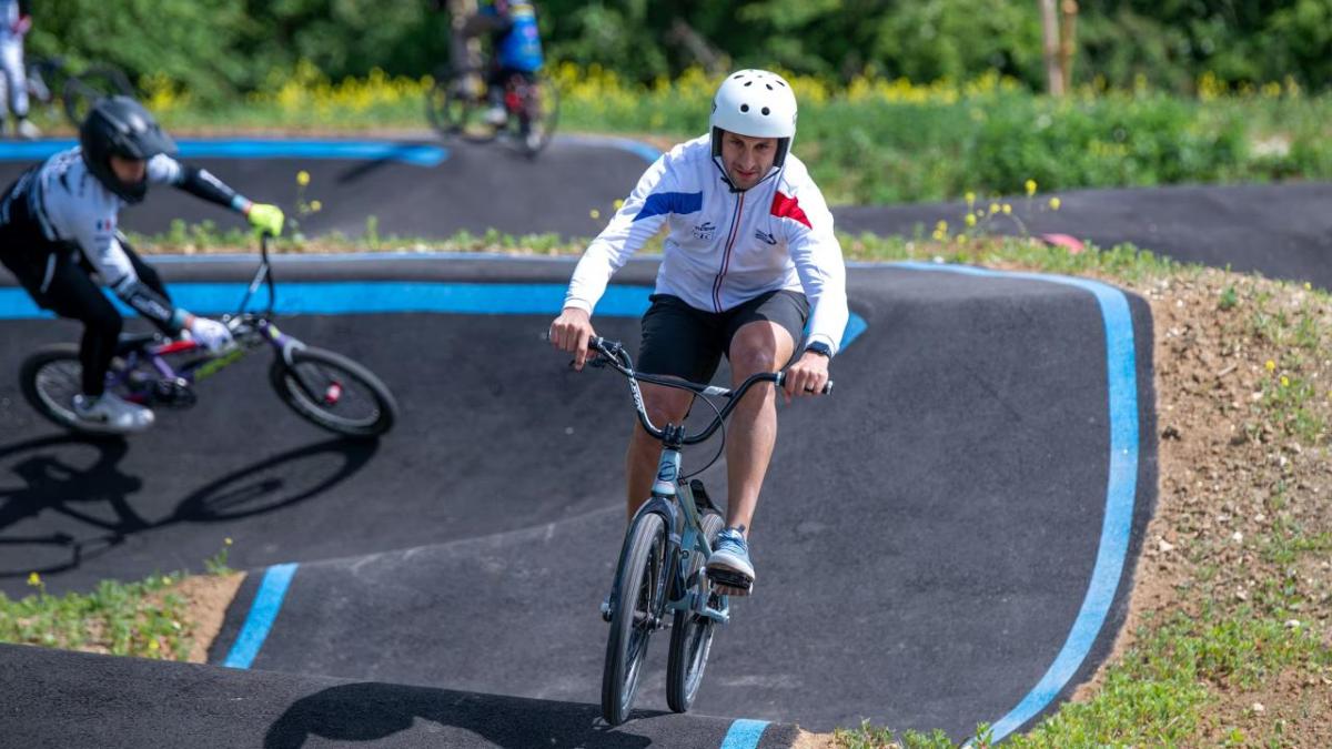 bicyclist competing