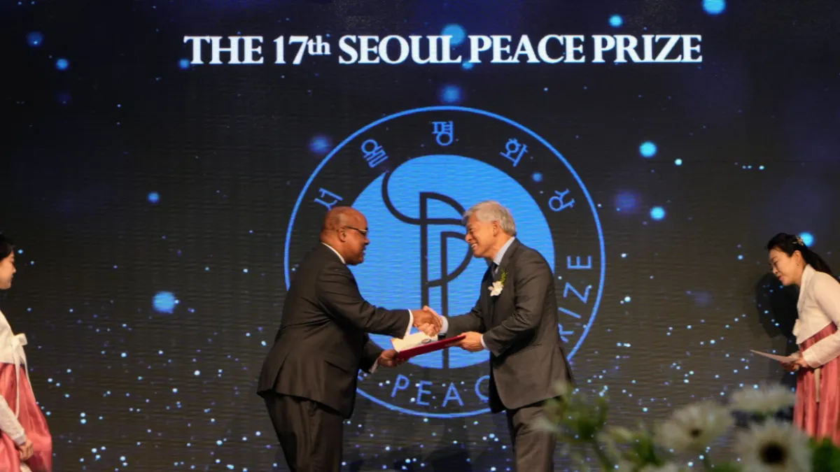Direct Relief CEO Byron Scott (left) receives the Seoul Peace Prize from Jaeho Yeom, Chairman of the Seoul Peace Prize Cultural Foundation, at an awards ceremony in Seoul on April 28, 2025. Direct Relief CEO Byron Scott (left) receives the Seoul Peace Prize from Jaeho Yeom, Chairman of the Seoul Peace Prize Cultural Foundation, at an awards ceremony in Seoul on April 28, 2025.