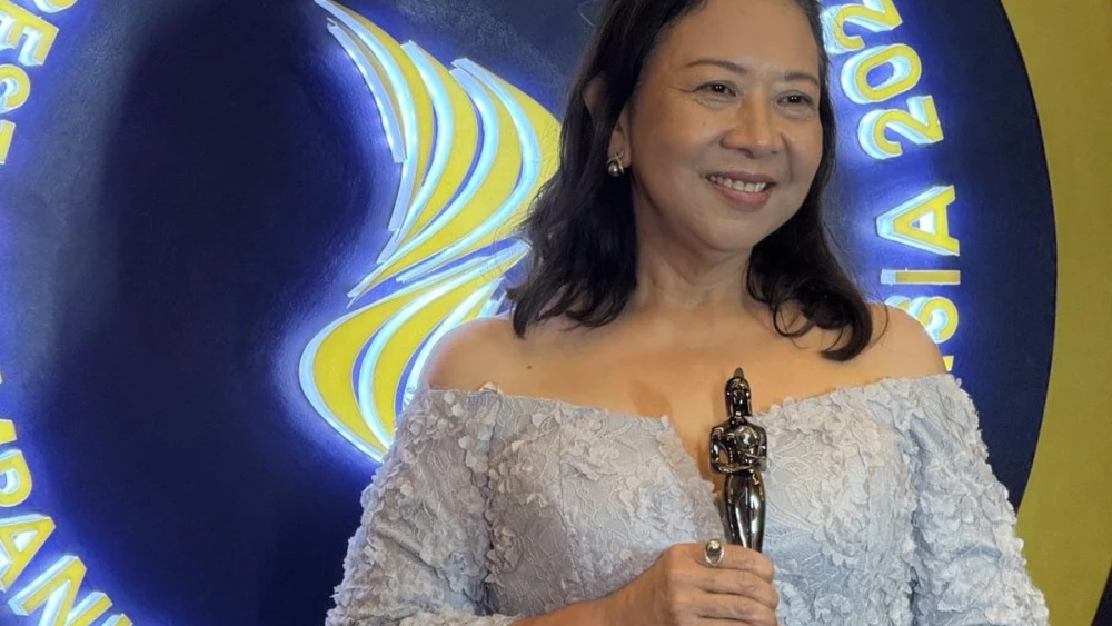 Someone holding an award