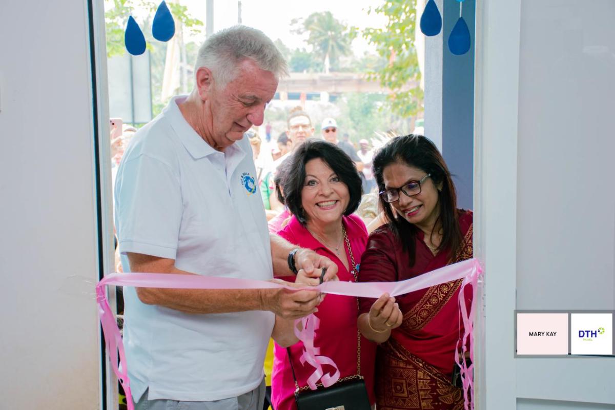 Reiner Meutsch cutting a ribbon with two others