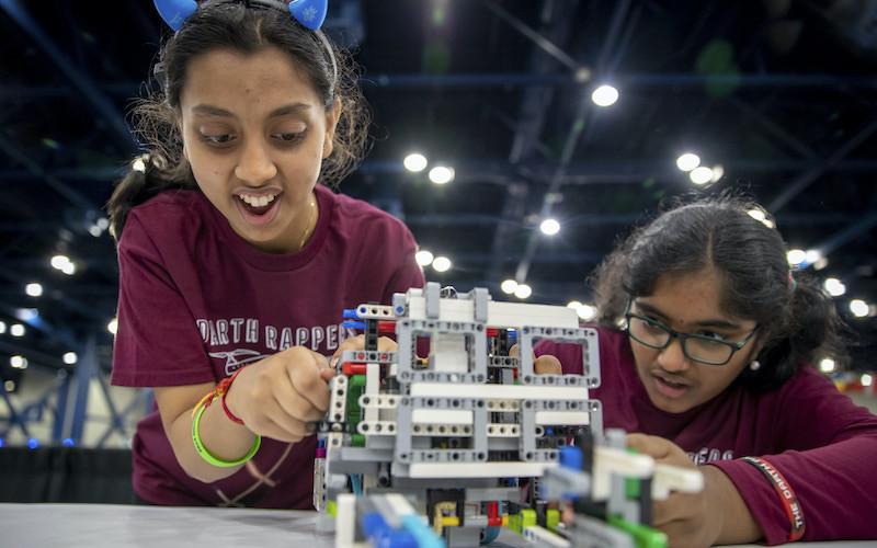 2 students work on a STEM project