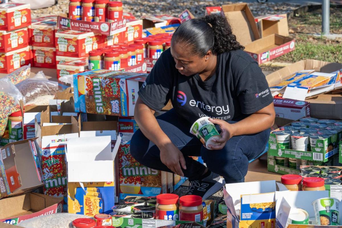 volunteer sorting food