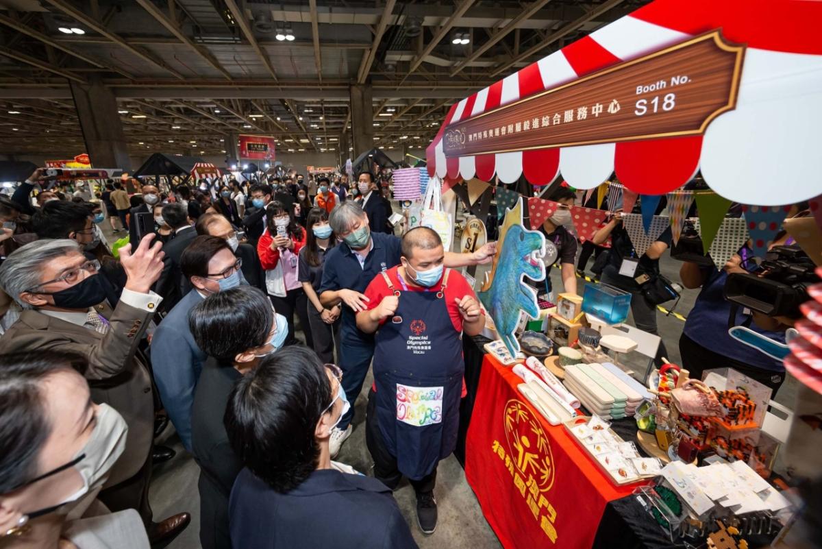 Attendees visit one of the local businesses exhibiting at the third annual Sands Shopping Carnival.