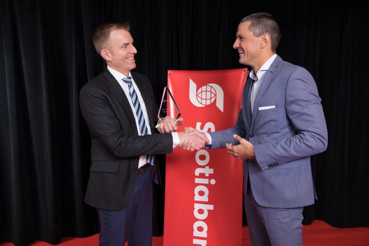 Brent Currie, Scotiabank’s Senior Vice-President of Brand Management and Marketing Services, receiving the award from Leo Martellotto, President of Junior Achievement Americas. (CNW Group/Scotiabank)