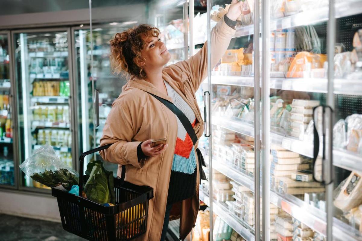 woman grocery shopping