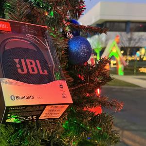Make A Wish and HARMAN decorated a Christmas tree with JBL products.