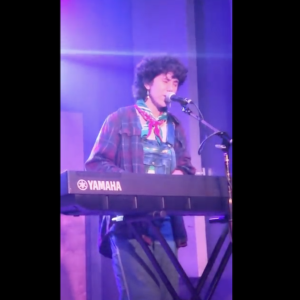 Olive Klug performing live on a keyboard.
