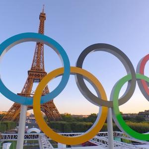 Olympic rings in front of the Eiffel Tower