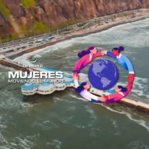 Opening shot of DP World video. On screen text reads "Mujeres Moviendo El Mundo"