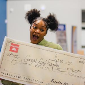 Sa'Nyia Martin accepting award for "Fan Favorite