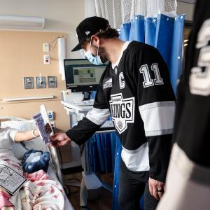 LA Kings Players with CHLA Patient