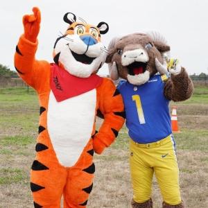 Tony the Tiger and Los Angeles Rams' mascot pose in field