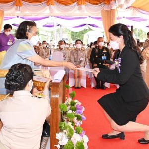 Person curtsies to Princess