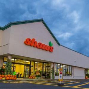 Shaw's market storefront. 