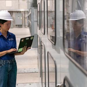 Wen Tong using a laptop at work