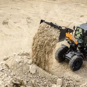 421G wheel loader moving dirt