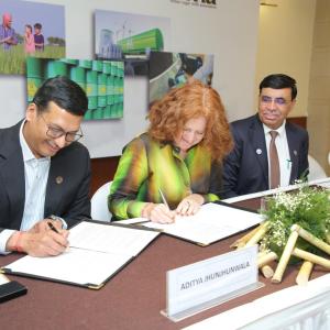 Bonsucro CEO and Indian Sugar Mills Association President sign the MoU
