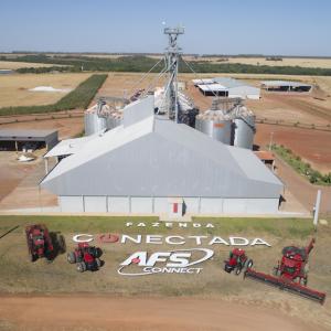 Farm, seen from above with the words, "Fazenda Conectada"