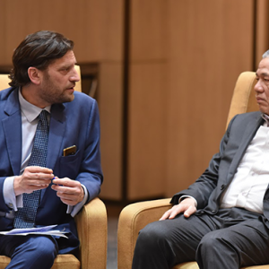 Didier Bergeret speaks with YAB Dato’ Sri Haji Fadillah Yusof, Deputy Prime Minister of Malaysia, and Minister of Plantation and Commodities.