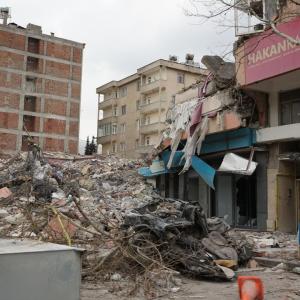 Collapsed buildings following the 2023 Turkey-Syria earthquake left many in urgent need of medical care. People with kidney conditions are especially vulnerable during earthquakes due to crush injuries and disrupted access to dialysis and essential medications. (Credit: Direct Relief)  