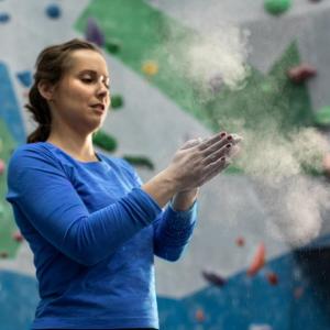 Alexandra Toth applying chalk to her hands