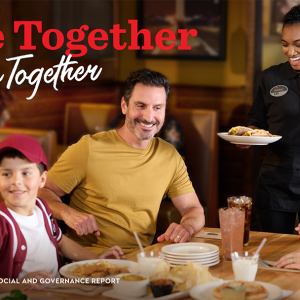 Family eating dinner at Applebees