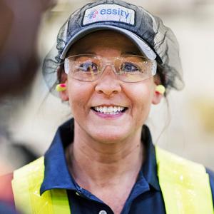 Female Essity employee wearing protective eyewear.