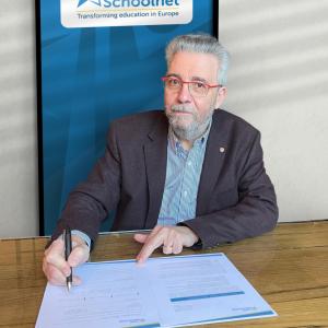 Marc Durando, executive director, European Schoolnet, signs STEM Alliance conract